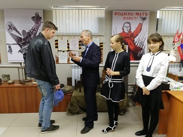 Руководитель музея Полтанов А.Г. рассказывает об экспонатах Музей 19 гвардейской стрелковой дивизии. Руководитель Полтанов А.Г.